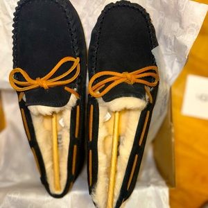 Hello, it is a men's shoe, size 8, new, never used, from the ugg brand.